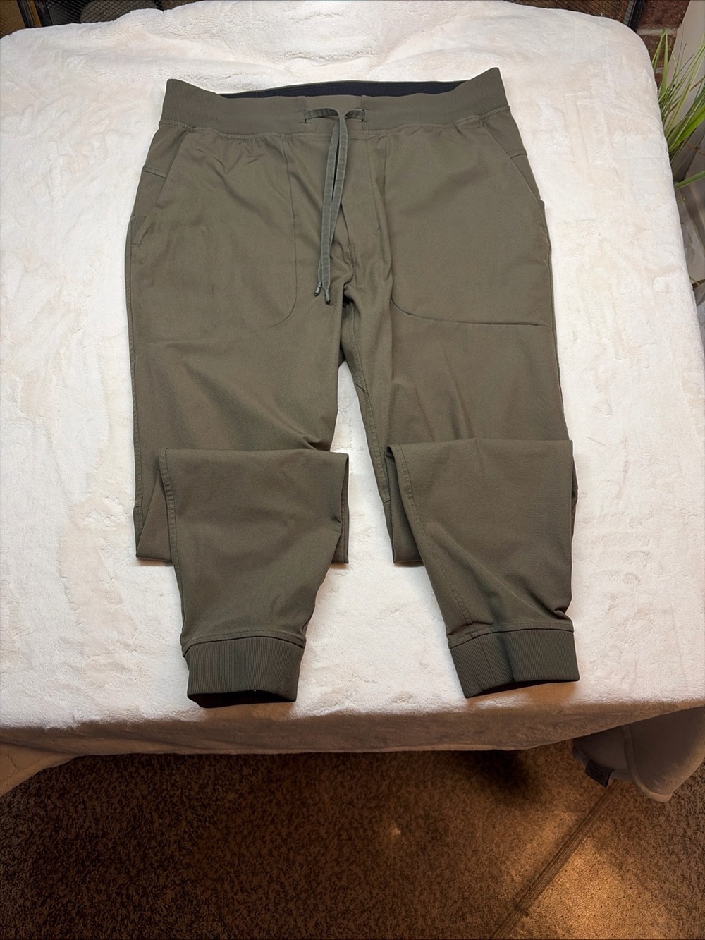 Lululemon Olive Green Men’s XL Joggers Sweatpants Warpstreme ABC Stretch Workout